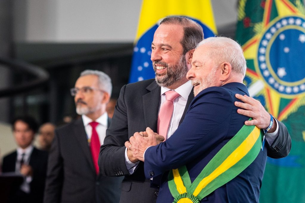 Silveira defende mudança na política de preços de combustíveis e redução de tarifas elétricas