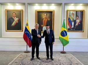 Missão diplomática do governo Lula chega à Venezuela para reabrir a embaixada