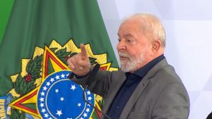 Governo desmente fake news bolsonarista sobre Lula mandar idosos andarem a pé
