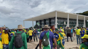 VÍDEO: Bolsonaristas invadem prédio do STF e quebram vidraças