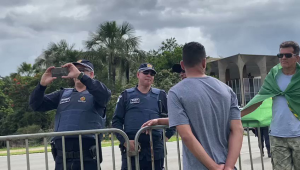 Agentes da PM são filmados conversando com manifestantes golpistas durante invasão no DF