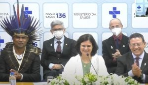 Nísia assume a Saúde, rechaça negacionismo de Bolsonaro e promete gestão pautada pela ciência