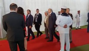 Mujica chega à cerimônia de posse de Lula, em Brasília