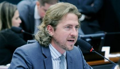 O que pensa o novo líder do PT na Câmara sobre deportação de Bolsonaro, apoio a Lira e base de Lula