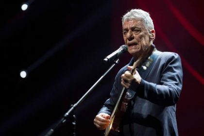 Chico Buarque ironiza Paulo Guedes e processo contra Eduardo Bolsonaro em show no Rio