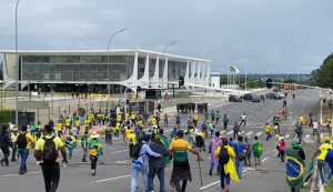 Atlas: 27,5% dos brasileiros acham parcialmente justificada a invasão dos Três Poderes