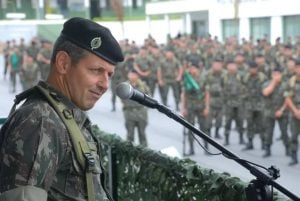 Em discurso incisivo, comandante regional do Exército conclama militares a respeitar eleição