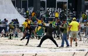 Deputados bolsonaristas pedem à Defensoria que garanta os direitos de golpistas detidos em Brasília