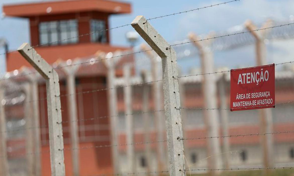 Projeto que proíbe separar presos por critério de facção criminosa avança na Câmara