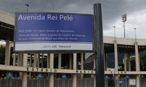 Prefeitura do Rio instala placas da Avenida Rei Pelé, em frente ao Maracanã