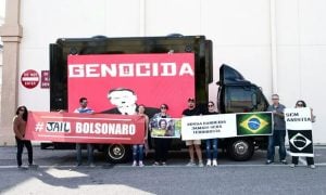 VÍDEO: Bolsonaristas tentam impedir protesto contra o ex-presidente em Orlando