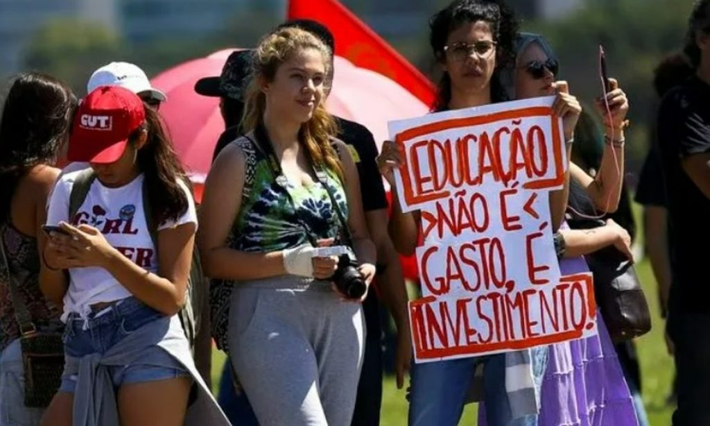 Deputada propõe que ministros e políticos ganhem salário de professor por três meses ao ano