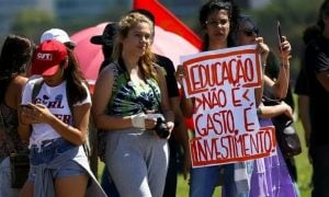 Deputada propõe que ministros e políticos ganhem salário de professor por três meses ao ano