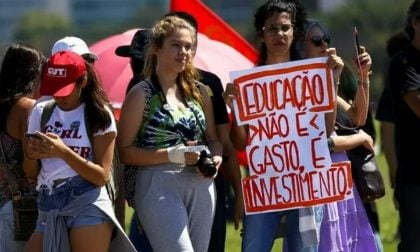 Deputada propõe que ministros e políticos ganhem salário de professor por três meses ao ano