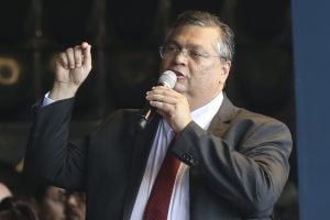 Flávio Dino envia ao STF notícia-crime contra Eduardo Bolsonaro por acusação falsa