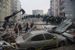 Morre mulher resgatada após 100 horas sob escombros após terremotos na Turquia