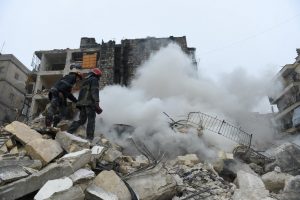 Sobe para 1.500 o número de mortos pelo terremoto entre Turquia e Síria