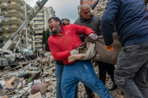 Terremoto deixa mais de 5.000 mortos na Turquia e na Síria