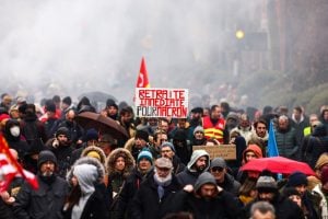 França realiza terceiro dia de greve contra a reforma da Previdência, após início tenso de debates na Assembleia