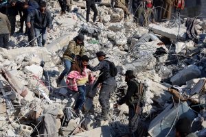 Mais de 16.000 mortos após terremoto na Turquia e Síria; frio agrava situação