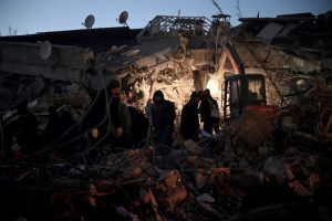Turquia e Síria resgatam mais sobreviventes; mortes pelo terremoto passam de 12 mil