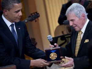 Morre aos 94 anos o cantor e compositor americano Burt Bacharach