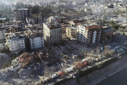 Número de vítimas do terremoto na Turquia e na Síria ultrapassa os 20 mil mortos