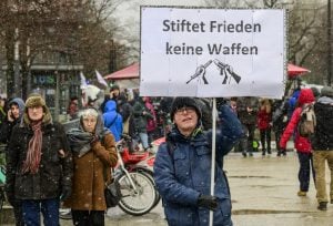 Em Berlim, manifestantes pedem diálogo com a Rússia em vez de armar a Ucrânia