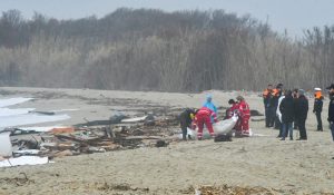 Naufrágio de barco de migrantes deixa mais de 40 mortos na Itália