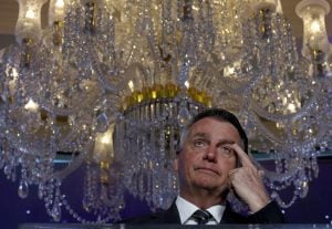 Bolsonaro recebeu e se apropriou de mais um conjunto de joias com Rolex de diamantes, diz jornal