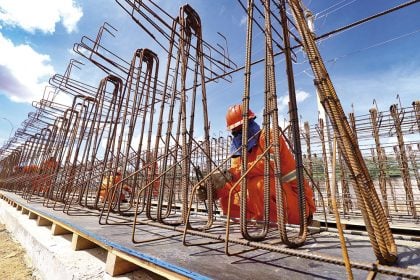 Construção cria 19,6 mil vagas em julho, mas alta dos juros preocupa setor