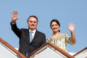 No centro do escândalo, Michelle ironiza e agradece 'joias' recebidas por Bolsonaro em Goiás