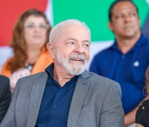 PoderData: Lula encerra 1º mês de governo com 52% de aprovação