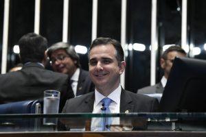 Pacheco derrota o candidato de Bolsonaro e é reeleito presidente do Senado