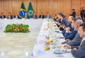 'Exultante' em reunião com Lula, Bivar promete União Brasil longe da 'oposição radical' ao governo