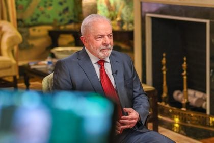 Lula anuncia salário mínimo de R$ 1.320 e isenção de IR para faixa de renda até R$ 2.640
