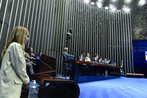 Senado aprova MP que reduz alíquota de imposto sobre remessas ao exterior