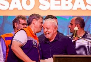 Bolsonaristas atacam encontro de Tarcísio com Lula para tratar de chuvas em SP