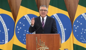 ‘Vai ter que dar explicações sobre as joias’, diz Padilha sobre retorno de Bolsonaro ao Brasil