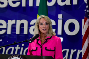Embaixadora dos EUA pede para o Brasil não autorizar a ancoragem de navios iranianos