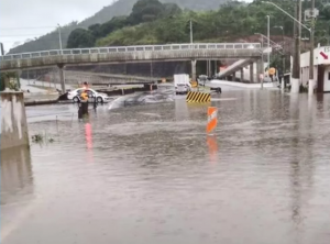 Chuva no litoral norte de SP causa inundações e bloqueio em estradas