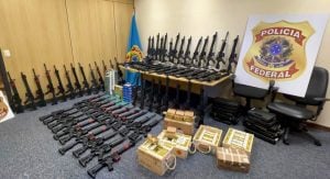 PF e Exército prendem 4 e apreendem 68 fuzis em ação contra venda ilegal de armas