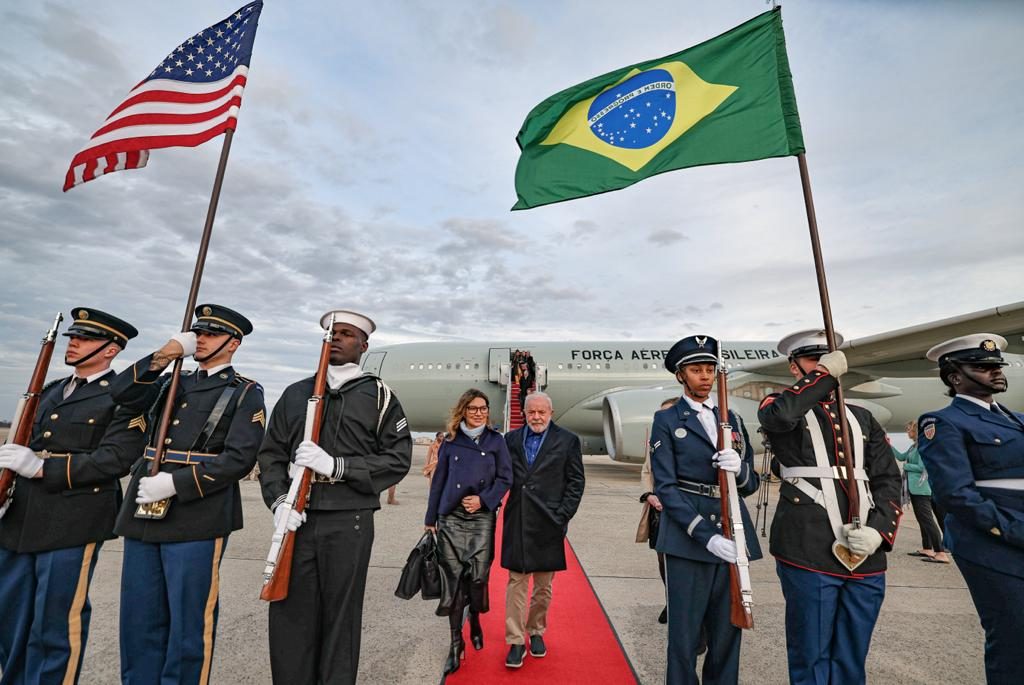 Lula chega aos EUA e prepara reuniões com Biden e Bernie Sanders