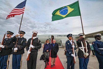 Lula chega aos EUA e prepara reuniões com Biden e Bernie Sanders