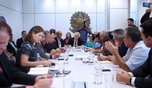 Governo propõe reajuste de 8% e aumento de benefício a servidores do Executivo