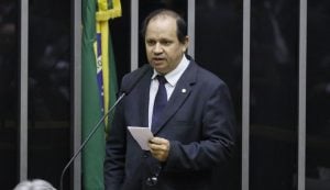 Líder da bancada evangélica alega que o Brasil vive ‘igrejafobia’ e ‘bibliofobia’