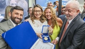 Janja recebe a Medalha Tiradentes na Alerj