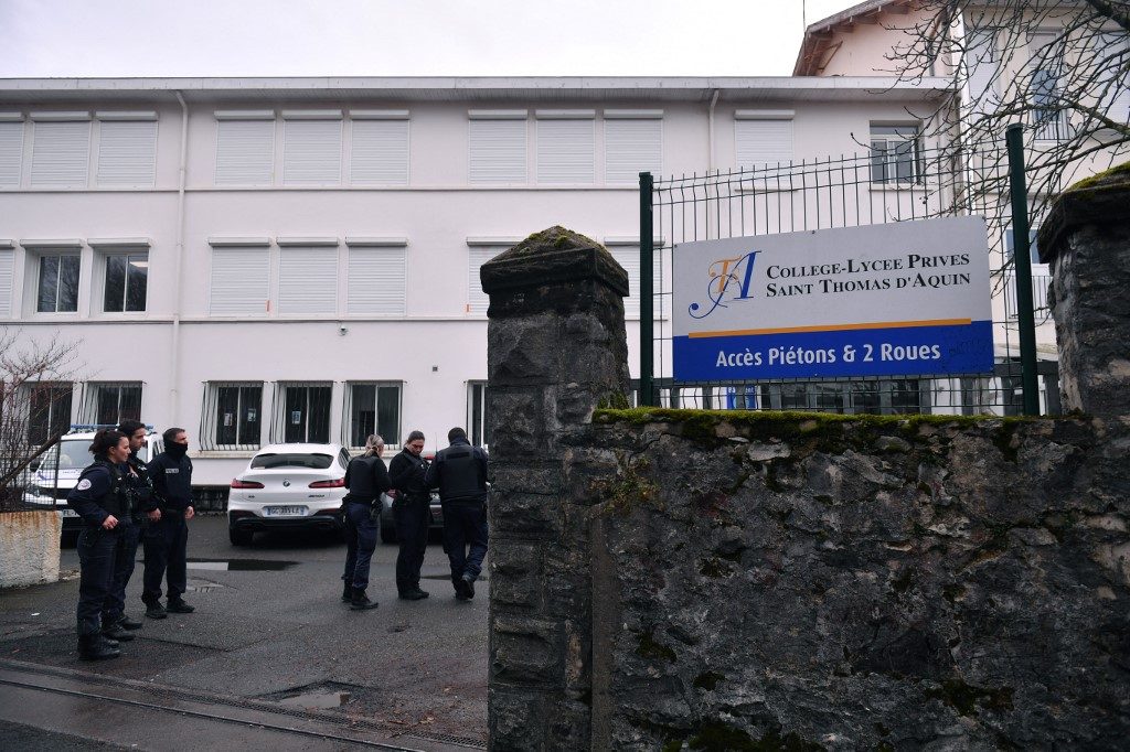 Professora morre depois de ser esfaqueada por aluno no sudoeste da França
