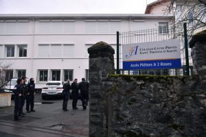 Professora morre depois de ser esfaqueada por aluno no sudoeste da França