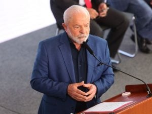 Lula prepara lei para garantir salários iguais entre homens e mulheres na mesma função